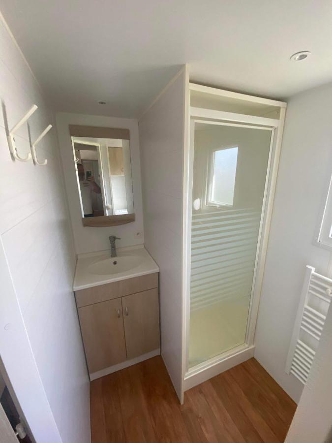 Mobil-Home 4/6 Personnes , Terrasse Couverte ,Piscine Chauffee . Biville-sur-Mer Εξωτερικό φωτογραφία